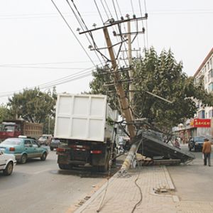 吉林：吊车施工时易对电力设施造成外力破坏 梅河口供电公司展开针对性宣传